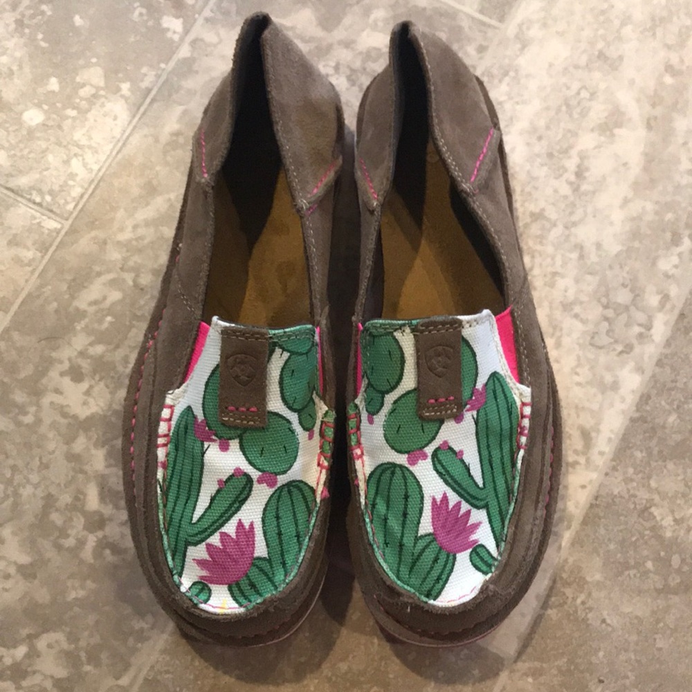 Women’s Ariat Cactus cruisers! Size 9